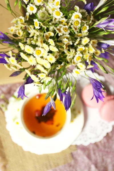 Čerstvé bylinné čaje na stole — Stock fotografie