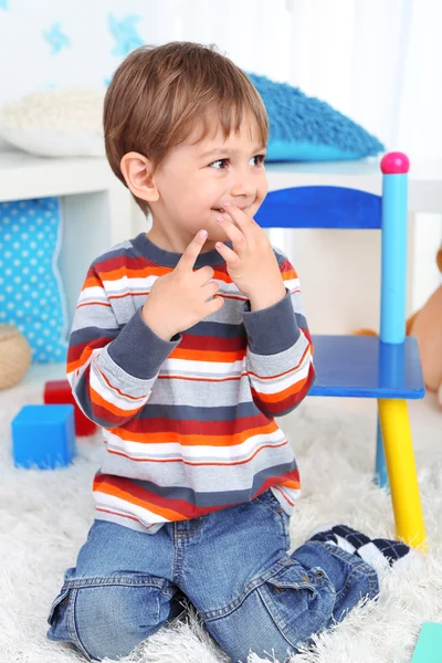 Bonito menino no quarto — Fotografia de Stock