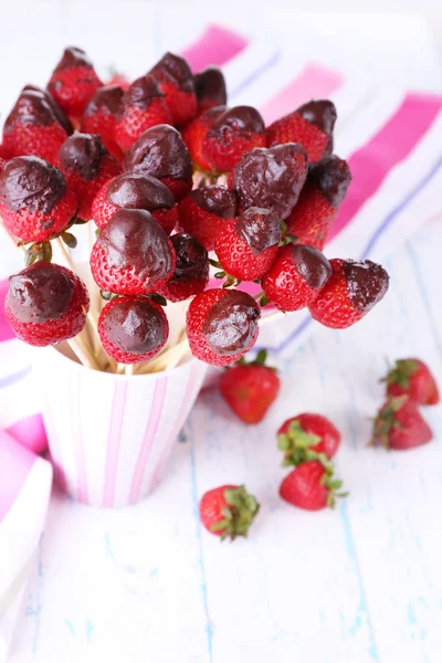 Aardbei in chocolade op spiesjes in cup op tabel close-up — Stockfoto