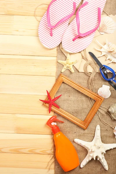 Pocos artículos de verano sobre fondo de madera — Foto de Stock