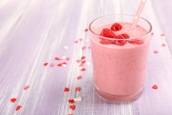 Delicioso batido na mesa — Fotografia de Stock