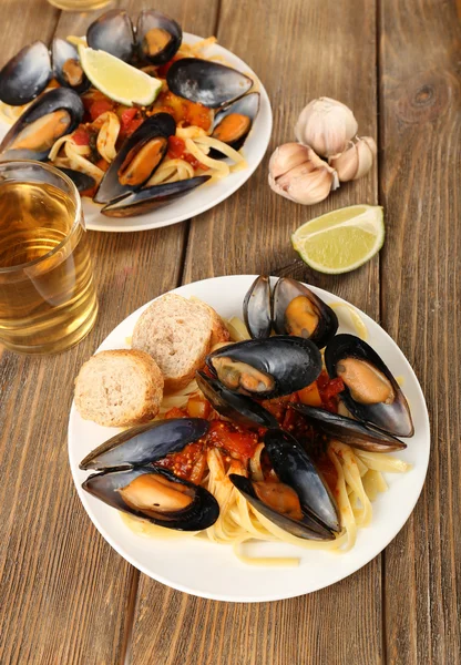 Tasty noodles with mussels on table, close up — Stock Photo, Image