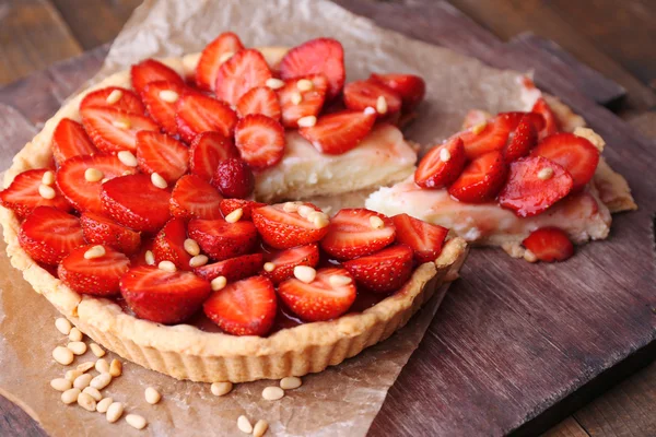 Crostata di fragole su vassoio di legno, su fondo rustico in legno — Foto Stock