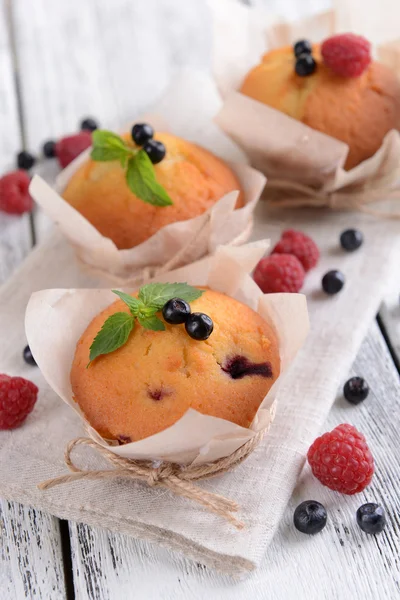 Tasty cupcakes with fruits on table close-up — Stock Photo, Image