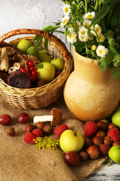 Bodegón con flores y bayas sobre mesa de madera — Foto de Stock