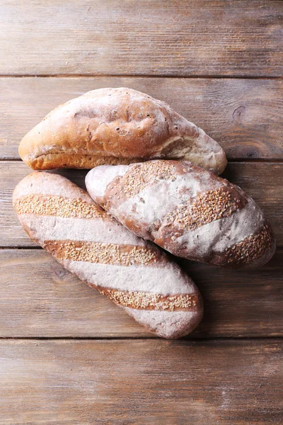 Tahta zeminde taze ekmek — Stok fotoğraf