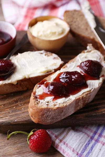 수 제 버터와 딸기 잼 나무 바탕에 신선한 토스트 — 스톡 사진