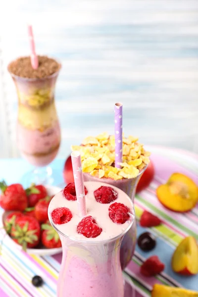 Delicioso smoothie na mesa, close-up — Fotografia de Stock