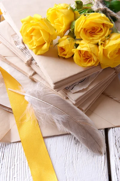 Lettere antiche e fiori su sfondo di legno primo piano — Foto Stock