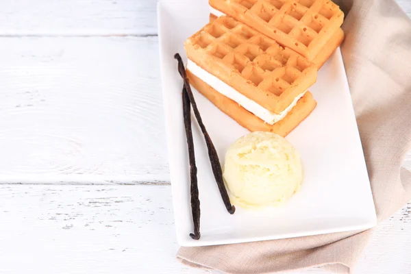 Waffles belgas saborosos com sorvete na mesa de madeira — Fotografia de Stock