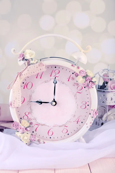 Precioso reloj despertador vintage con flores sobre fondo claro — Foto de Stock