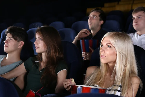 영화를 보고 있는 청소년들 — 스톡 사진