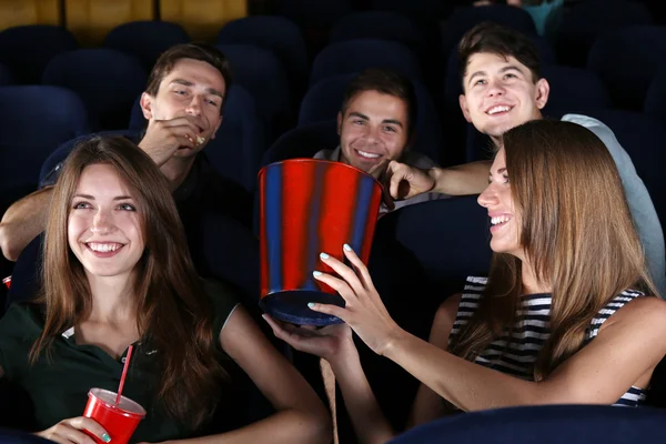 Jovens assistindo filme no cinema — Fotografia de Stock