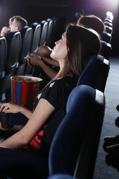 Unge mennesker ser film i biografen - Stock-foto