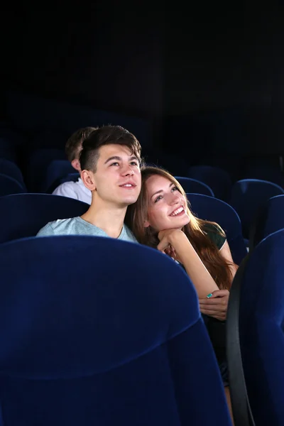 Pareja joven viendo películas en el cine — Foto de Stock