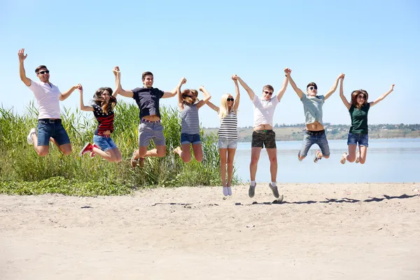 Gruppe von Freunden am Strand — Stockfoto