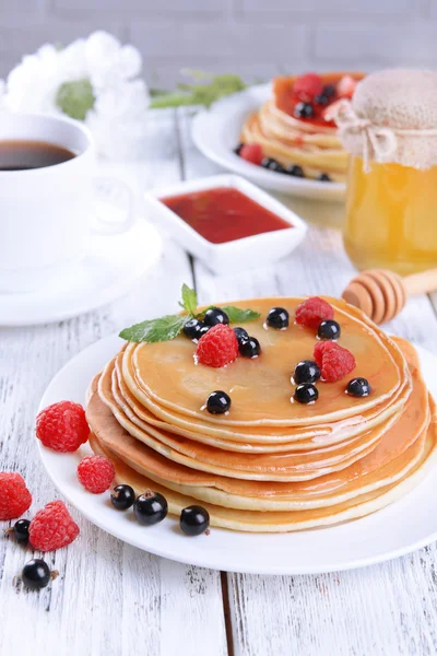 Sweet pancakes with berries on table close-up — Stock Photo, Image