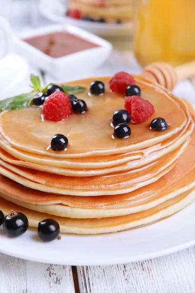 Dolci frittelle con bacche sul tavolo primo piano — Foto Stock