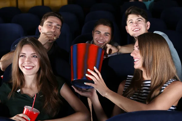 Молодые люди смотрят кино в кино Лицензионные Стоковые Изображения