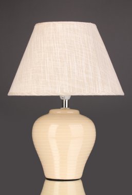 gri arka plan üzerinde masa lambası