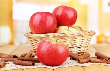 Olgun elma tarçın ile