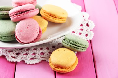 plaka üzerinde tablo yakın çekim yumuşak macaroons