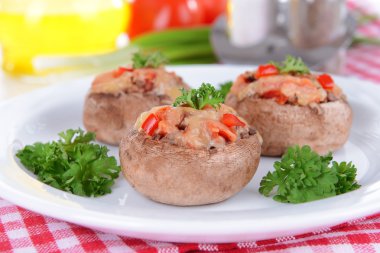 Tablo yakın çekim plaka üzerinde mantar dolması