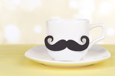 açık renkli tablo üzerinde bıyıklı Kupası