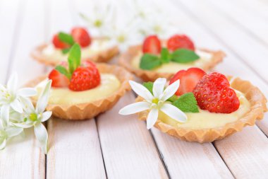 üzerinde tablo close-up çilekleri ile lezzetli tartlets