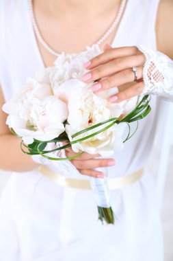 Gelin düğün buketi tutuyor.