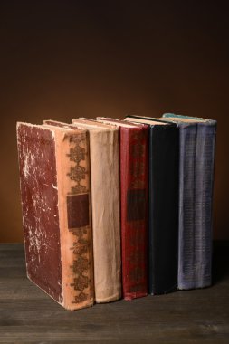 Tablo üzerinde eski kitaplar