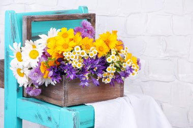 sandık açık renkli küçük sandalye üzerine güzel çiçekler