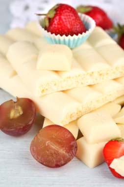 beyaz çikolata bar renk ahşap zemin üzerinde taze çilek ile