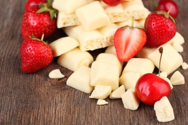 kırık beyaz rengi ahşap zemin üzerinde taze çilek ile çikolata bar