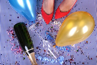 konfeti, şampanya ve balon yere bacaklar