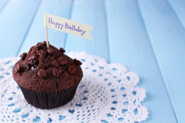 Tahta arka planda çikolatalı kek