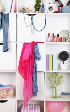 güzel beyaz Çekmeceli ve raflar ile farklı ev ilgili nesneleri