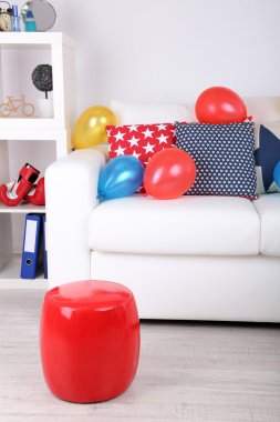 çok renkli yastıklar ve ekose modern oturma odasında beyaz kanepe