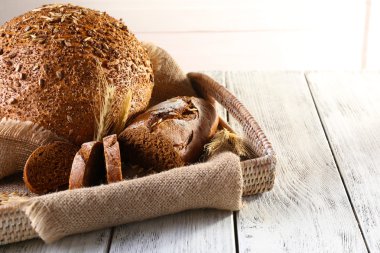 Tahta masada taze ekmek.