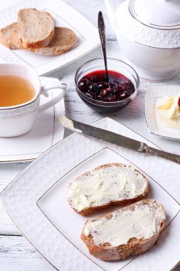 taze vişne reçelli ekmek