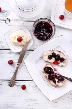 taze vişne reçelli ekmek