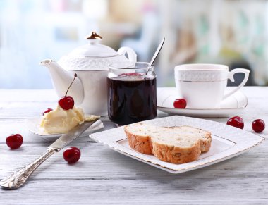 ev yapımı tereyağı ile taze ekmek