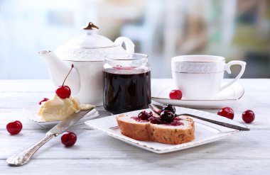 ev yapımı tereyağı ile taze ekmek