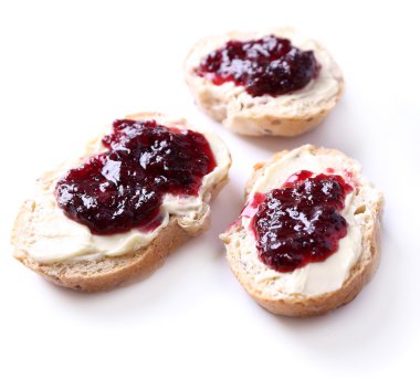 taze ekmek üzerine beyaz izole blackcurrant reçel ve ev yapımı tereyağı ile