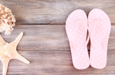 ahşap arka plan üzerinde renkli parmak arası terlik