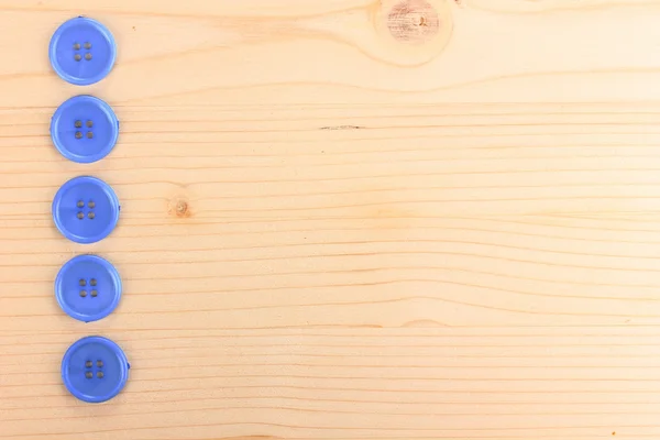 Kleurrijke naaien knoppen op houten achtergrond — Stockfoto