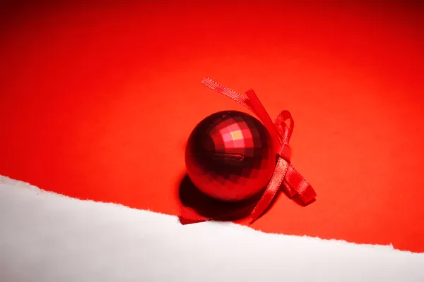 Bella palla di Natale luminoso su sfondo rosso — Foto Stock