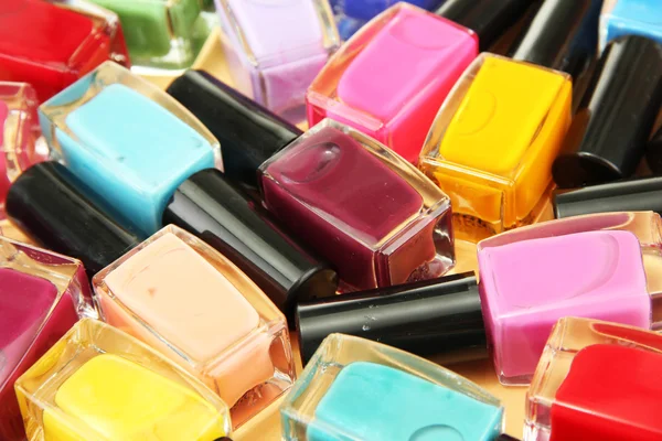 Grupo de esmaltes de uñas brillantes, de cerca —  Fotos de Stock
