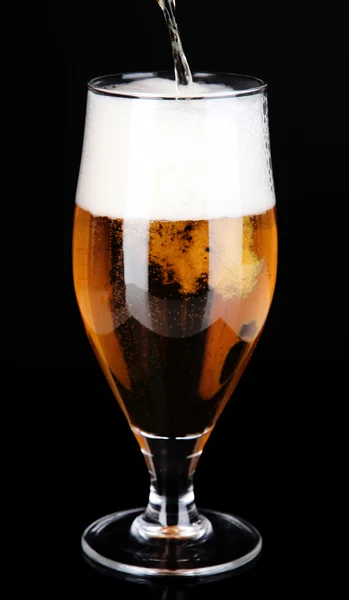 Copo de cerveja isolado em preto — Fotografia de Stock