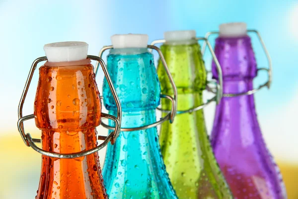 Πολύχρωμα μπουκάλια σε φωτεινό φόντο — Φωτογραφία Αρχείου